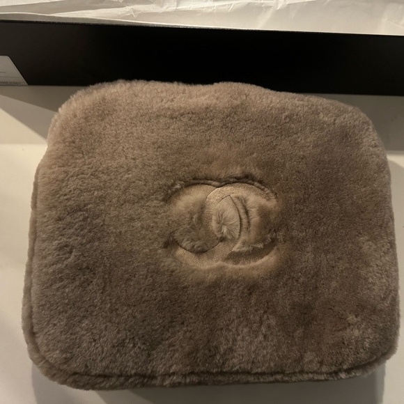 Chanel slippers and pouch - Picture 7 of 8